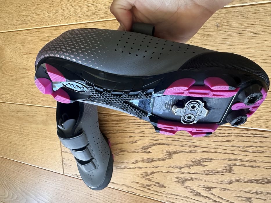 Pantofi cycling northware, culoare gri cu roz.