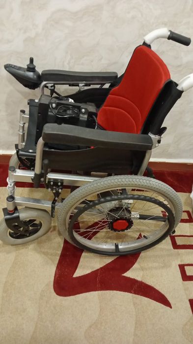 Коляска с пультом управления