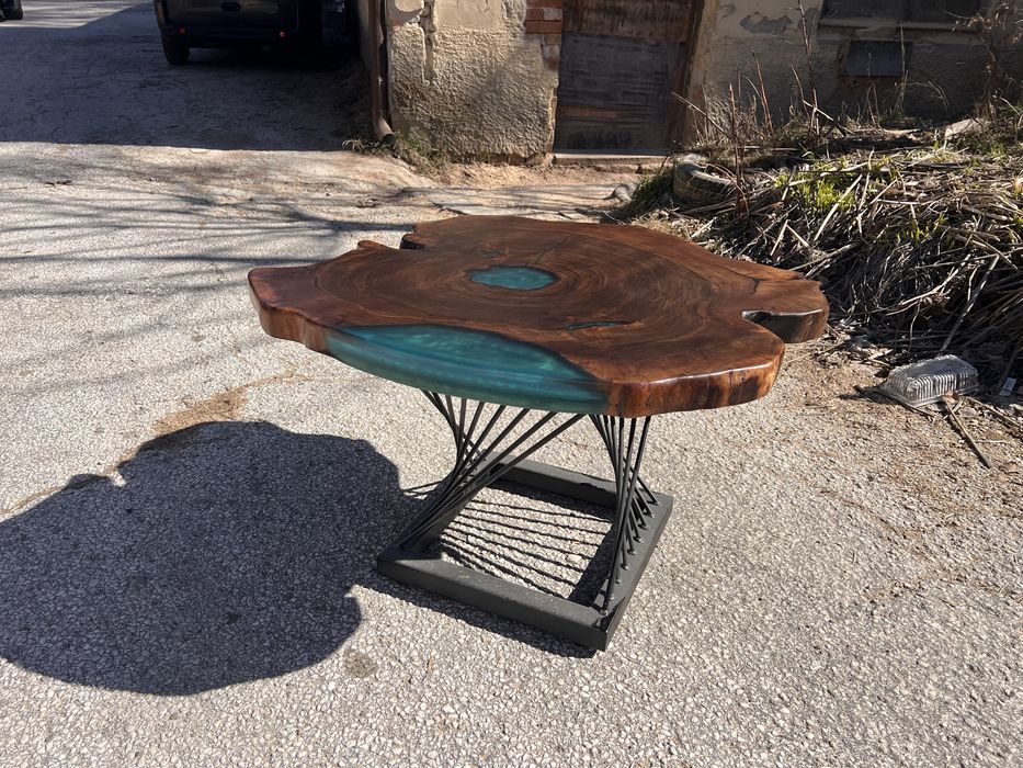 Налична холна маса от орех и епоксидна смола