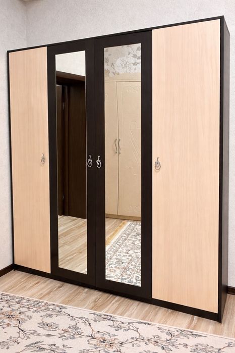 Шкаф в спальню с зеркалом