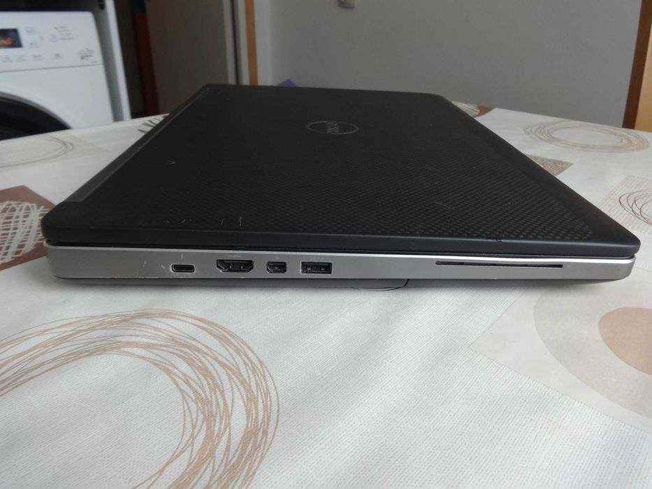 Лаптоп Dell Precision 7520 i7-7820HQ 2.90GHz/RAM16GB/QuadroM2200 4GB