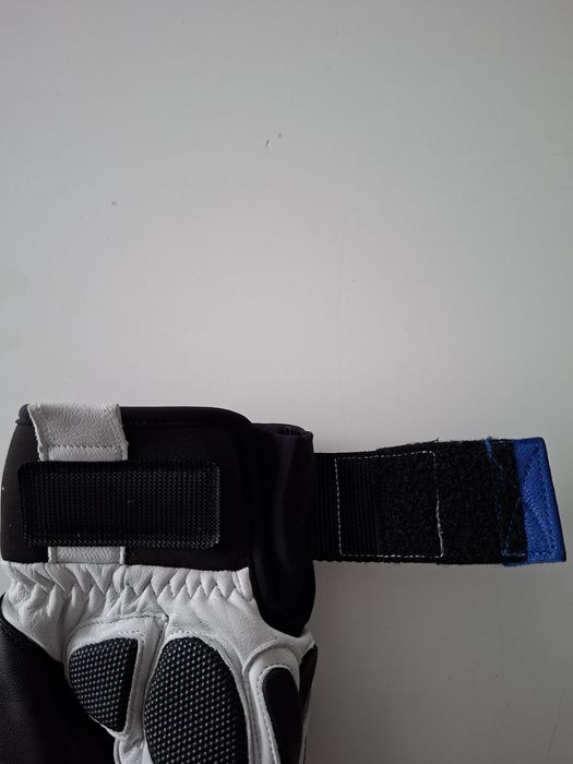 Продавам нови кожени ръкавици за зимни спортове ЕСКА