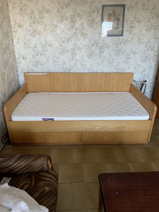 Легло с матрак и чекмеджета