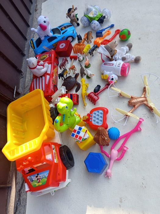 Продаются игрушки.