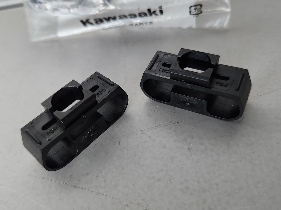 Скоби за закрепване на пластмасата на възд.фитър към рамката KFX700