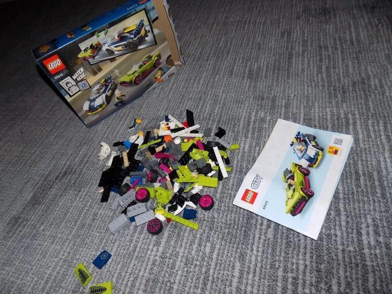 LEGO® City - Urmarire cu masina de politie si masina puternica (60415)