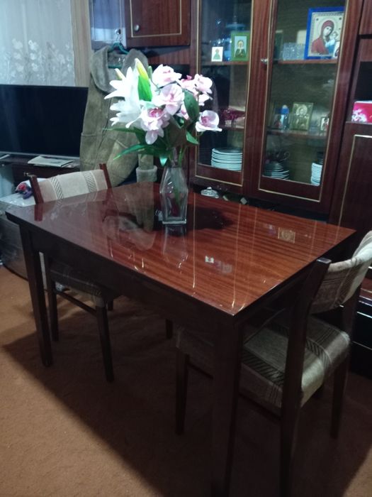 Продаётся Обеденный стол и стулья