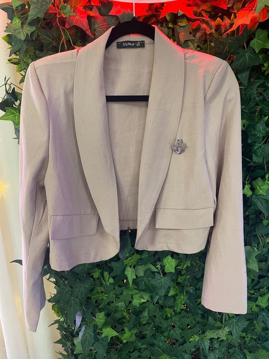 Ново сако с брошка