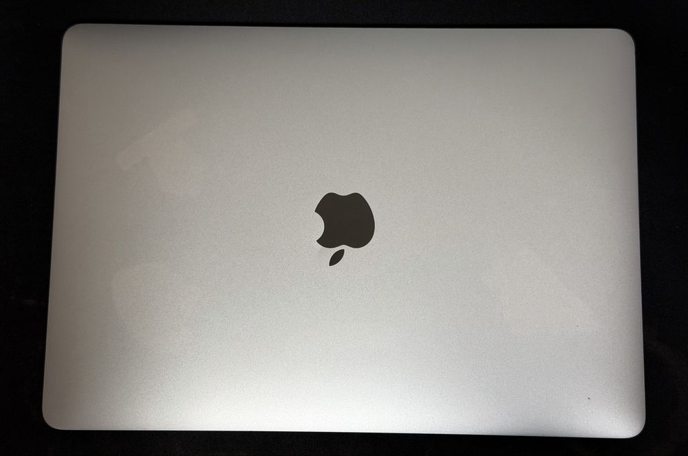 Продам MacBook Pro 2017 г 8/256 gb