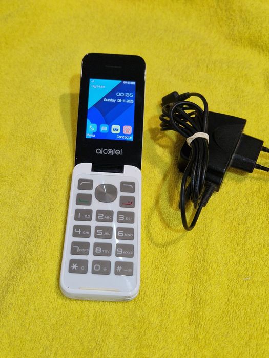 Telefon cu clapeta cu încărcător