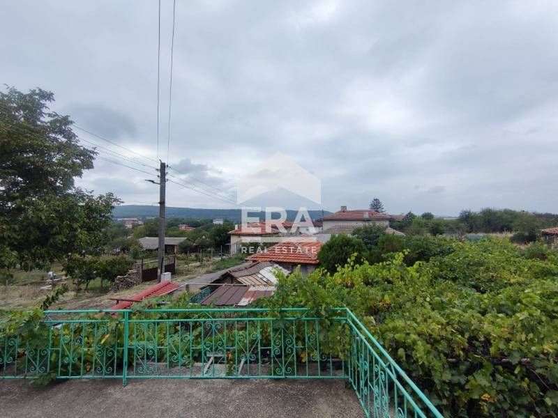 Прекрасна двуетажна къща в село Клокотница