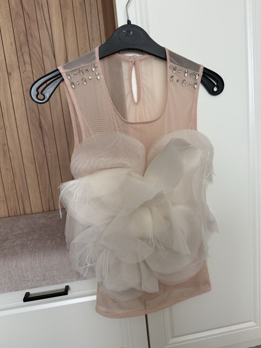 Топ с нежно цвете. Носен само веднъж на повод . С размер .