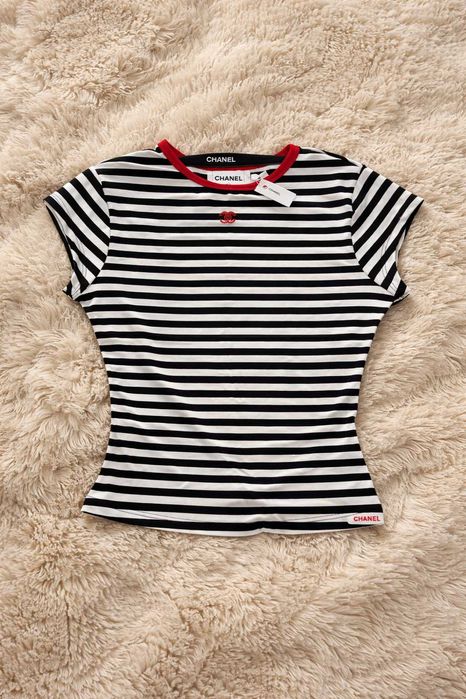 уникална тениска на райе черно бяла черна червен кант на шанел chanel