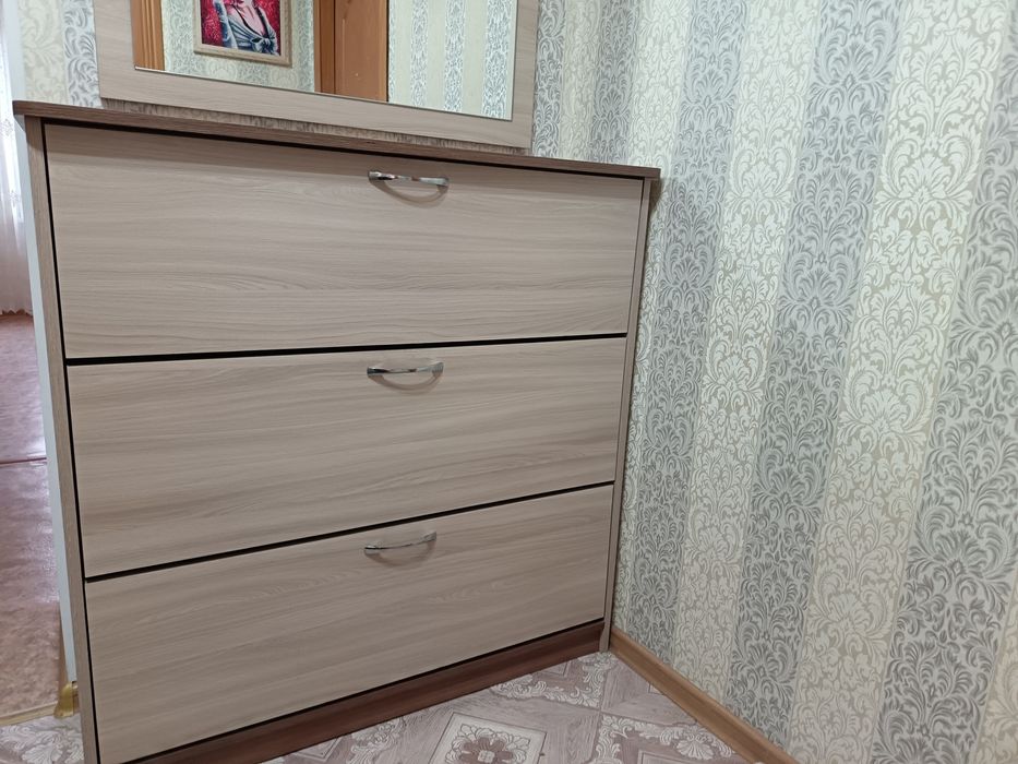 Обувницу с зеркалом в идеальном состоянии