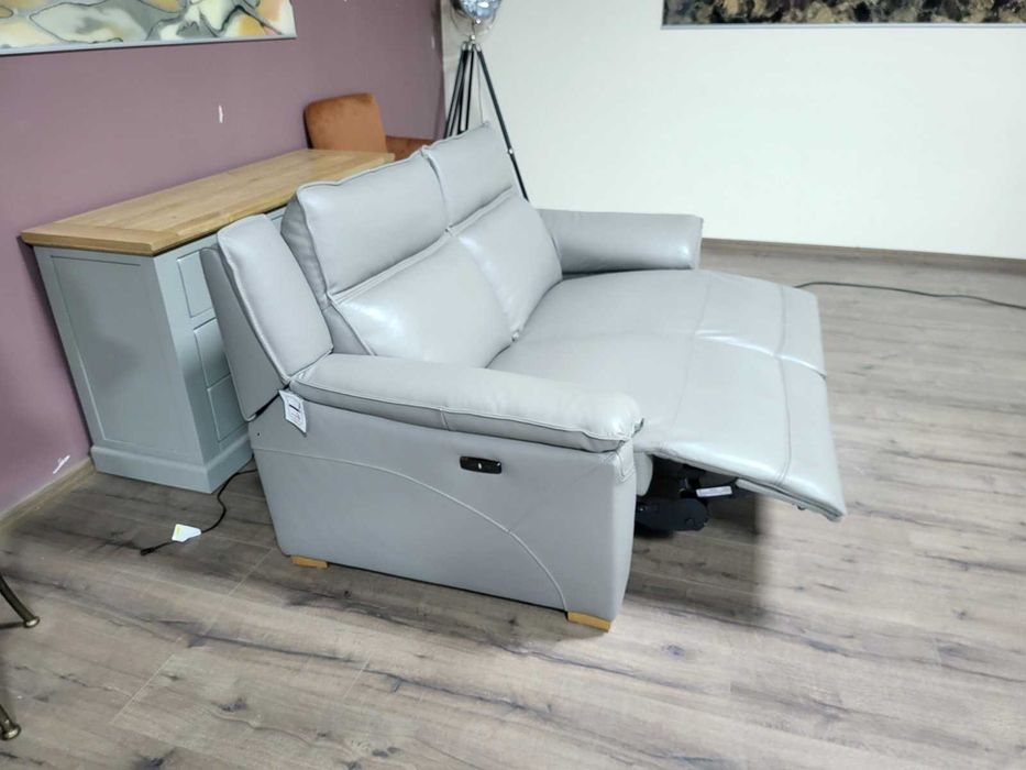 Сив кожен диван двойка с електрически релаксиращ механизъм