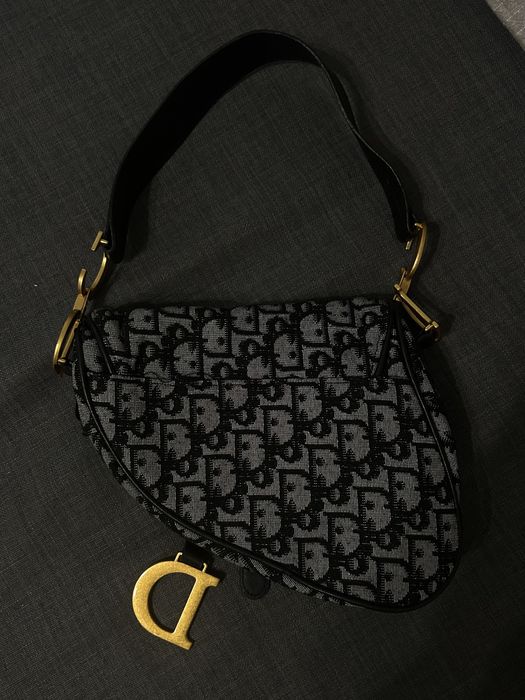 Продавам дамска чанта в перфектно състояние.