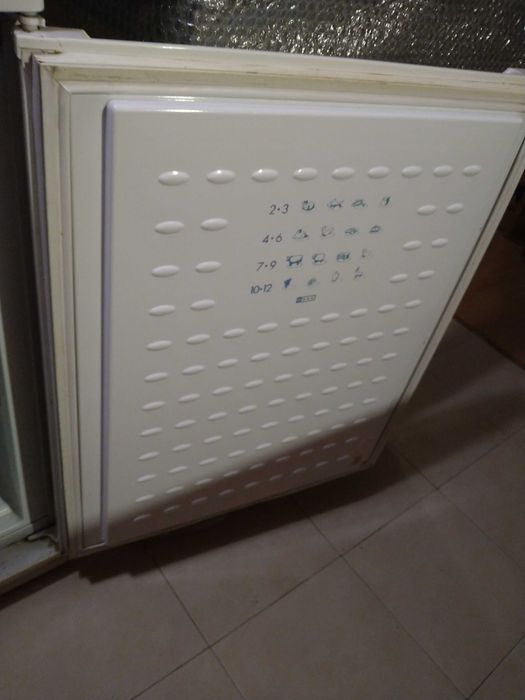 Хладилник с фризер Indesit