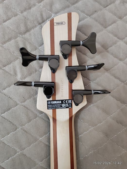 Бас гитара Yamaha бас-гитара TRBX305 CANDY APPLE RED красный