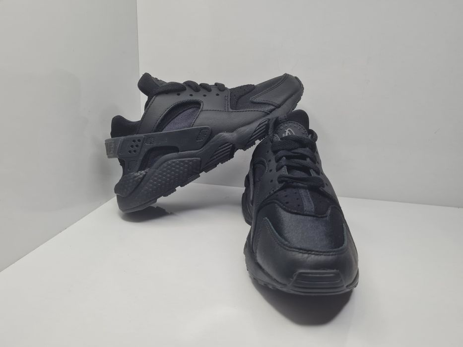 Маратонки Nike Huarache 

Чисто нови с кутия.

Размер 36.5 стелка 23.5