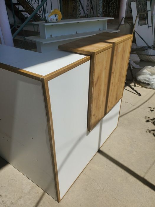 Продажа стола касса ресепшн для магазина бутика.