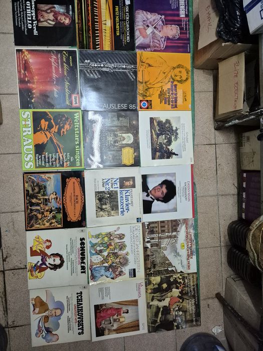 Lot 1000lp Discuri Vinil cu muzică clasică mixta 

Artiști:

- Franz