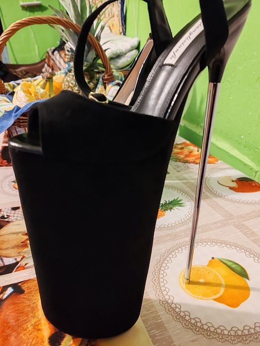 Vând perechii sandale