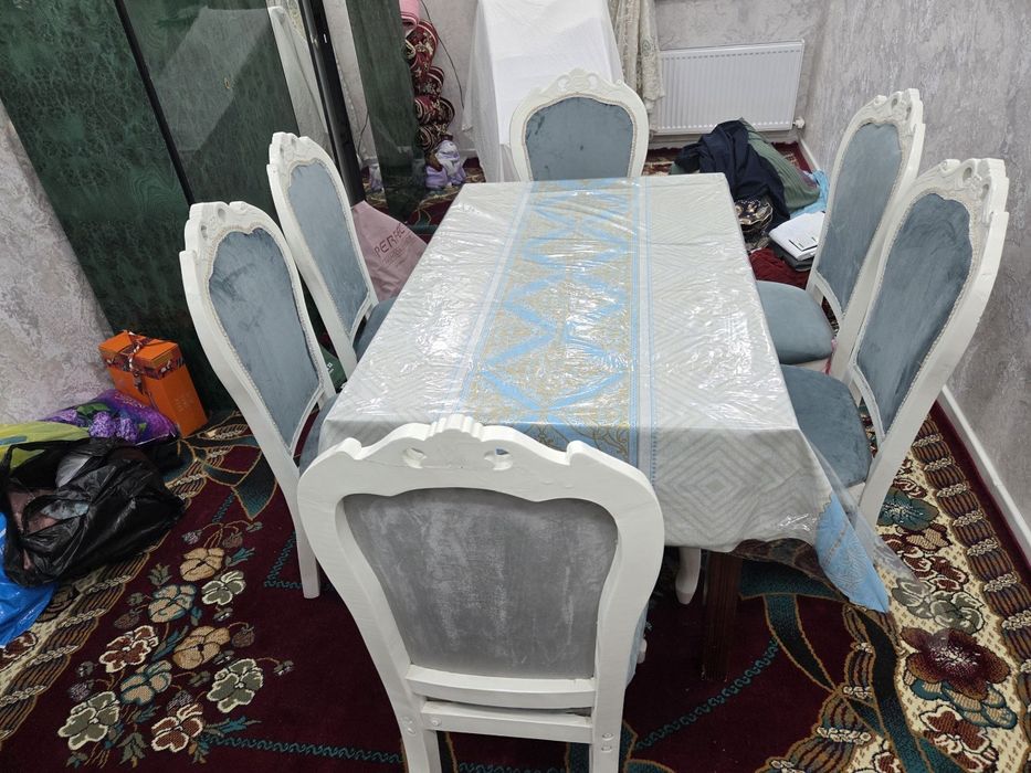 Хитойда ишлаб чикилган стул ва стол сотилади