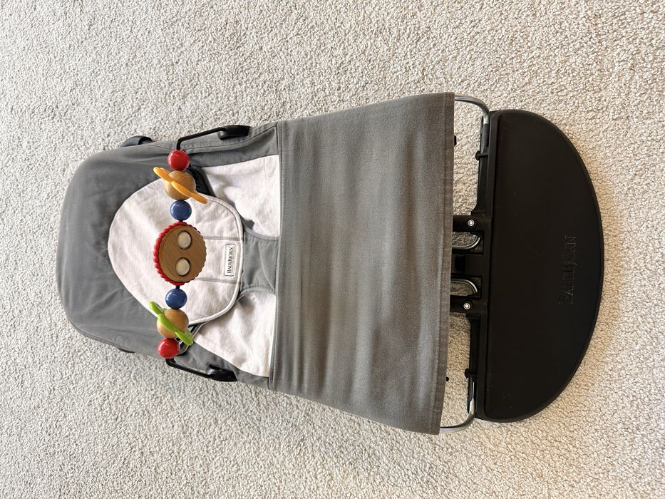 Șezlong BabyBjörn Bliss Anthracite + Jucărie Lemn inclusă