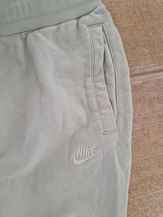Pantaloni noi Nike s verde menta deschis