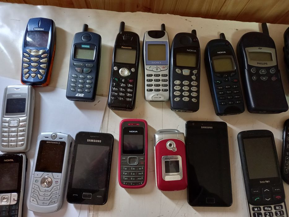 Vand/schimb lot 50 telefoane Nokia, Samsung,Motorola, BlackBerry