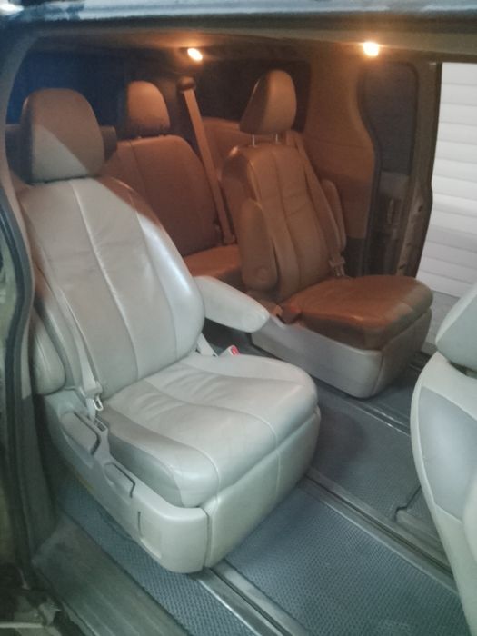 Продаю автомобиль TOYOTA SIENNA 7-ми местный.