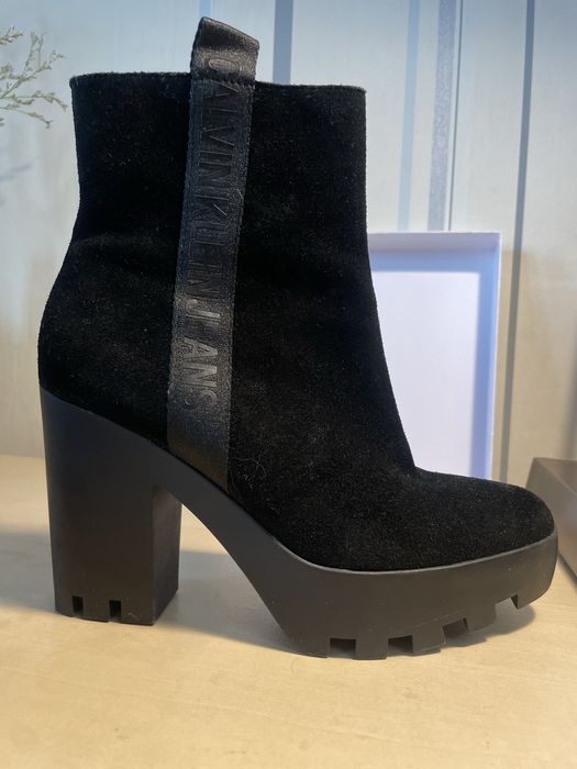 Продам демисезонные  ботинуи Calvin Klein Jeans