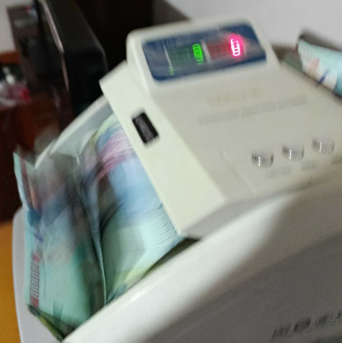 Счётчик банкнот (машинка для подсчета денег), почти новый