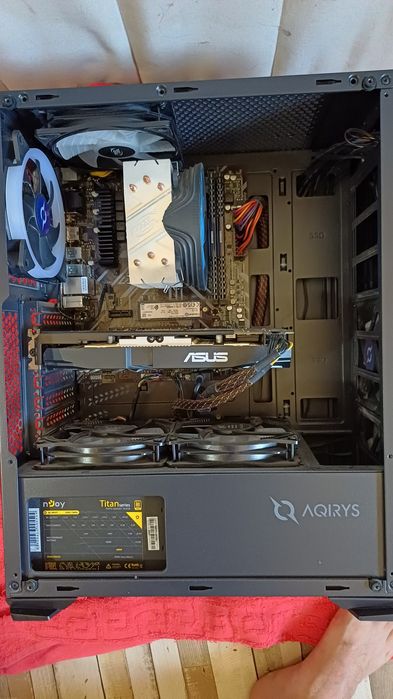 Vand Pc pe Componente Ryzen 5  Rami Corsair DDR4 16GB SSD NVME M2 1TB Carcasa Aqirys Canopus
