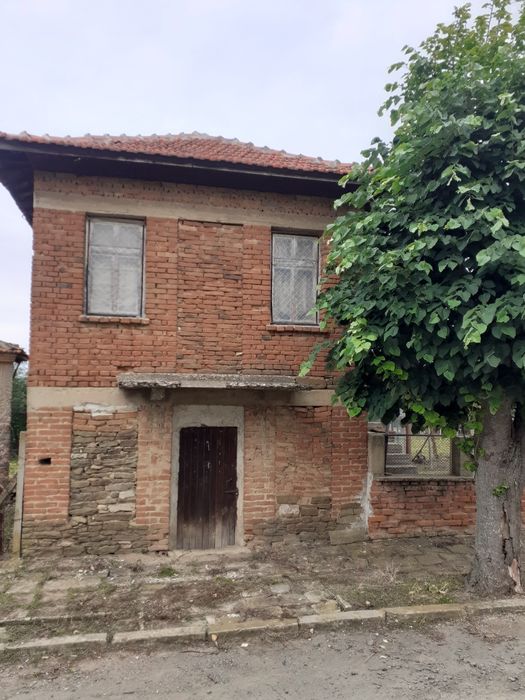 Къща в село Огнен, община Карнобат, обл. Бургас.