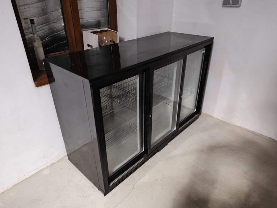 Vitrina frigorifica Thermotechnika Crown Cool cu 3 usi glisante