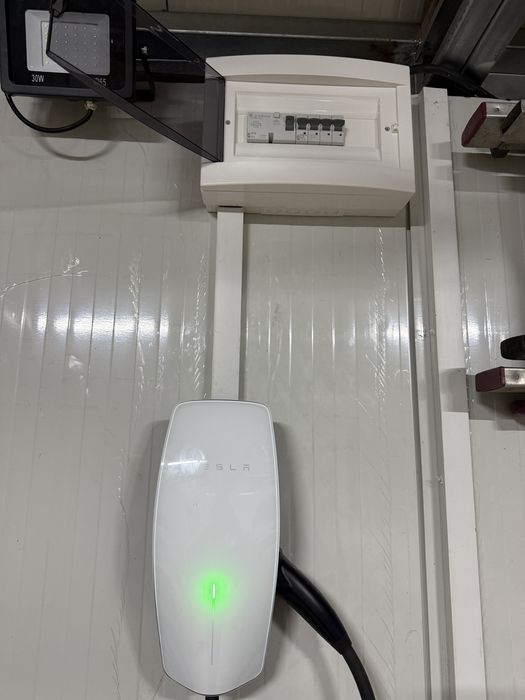 Electrician execut instalații/reparații electrice civile/industriale/