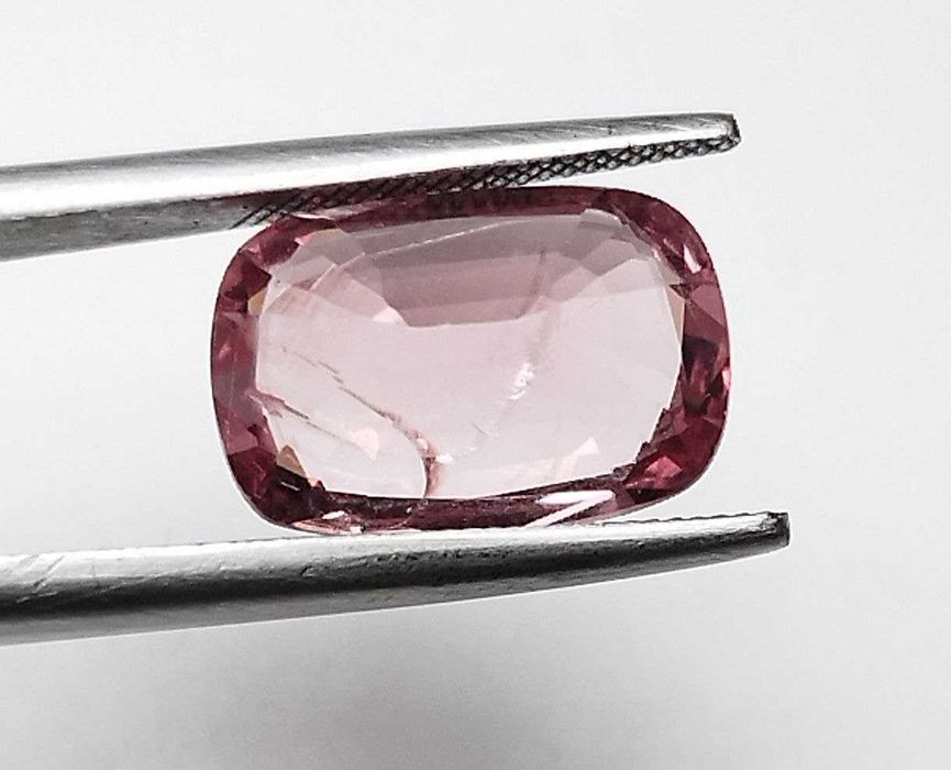 Стилен шпинел в изискан Падпараджа цвят 3.68кт.! Нов!