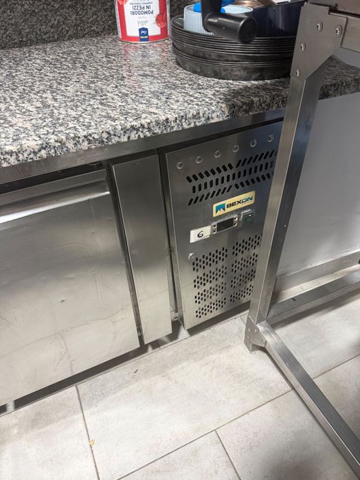 Vând masă rece plus masă granit