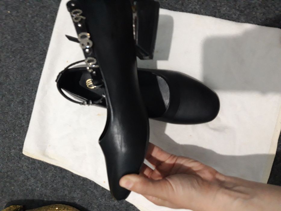 Qizlar uchun Tufli, bezaksiz qora tufli