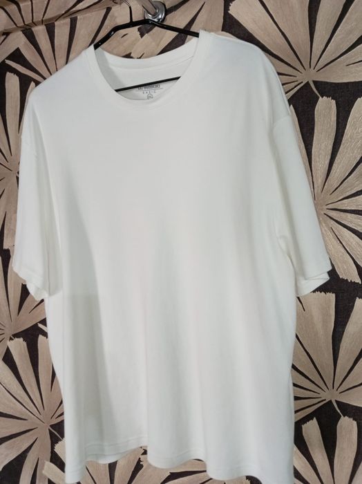 Продам футболку белую 3XL ,серую р.56