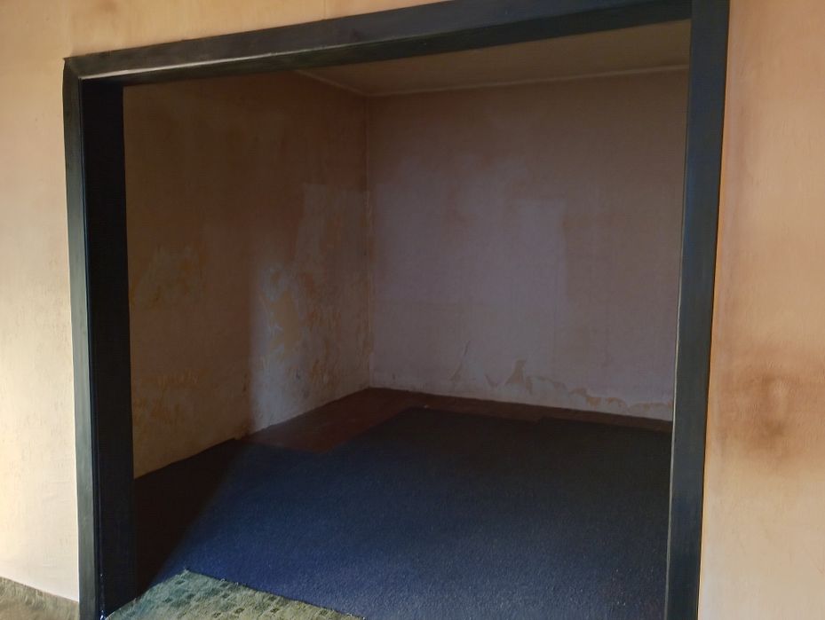 Собственик продава масивен голям имот: с 3 къщи, 2 гаража, 4 мазета!