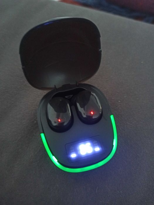 Блутут слушалки с кутийка