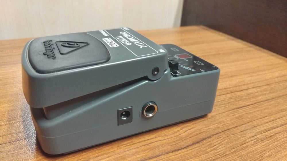 Behringer TU300 Тунер педал