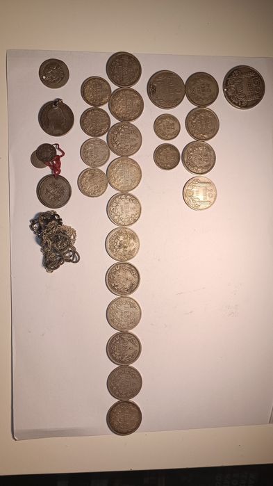 Монети, писалки и часовник.  Всичко общо  - 749 лв.