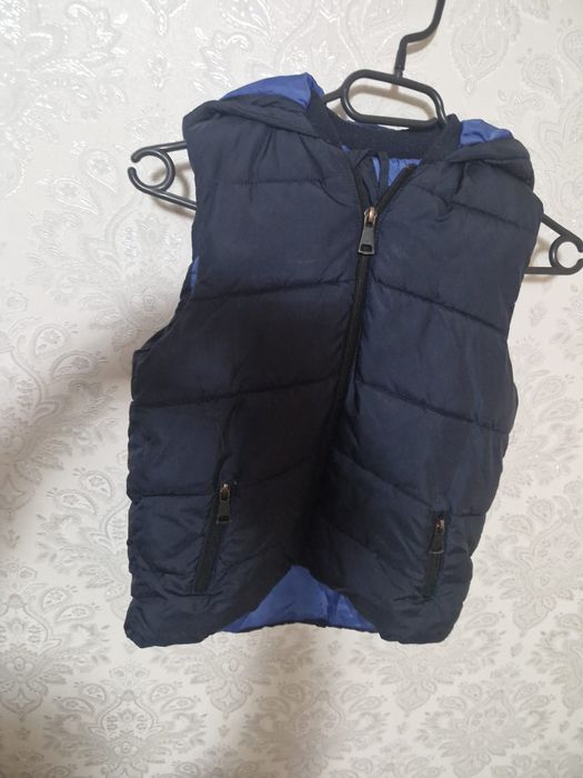 vesta cu glugă impecabila