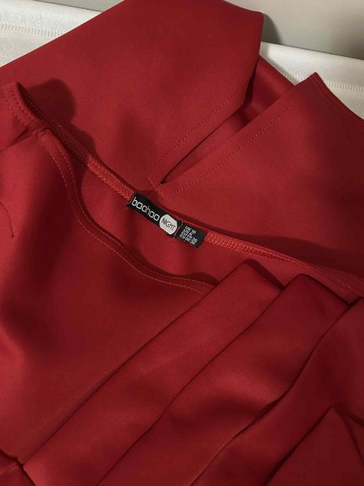 Елегантна червена рокля