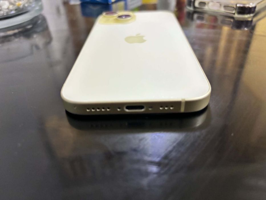Iphone 15 Златен Yellow перфектен