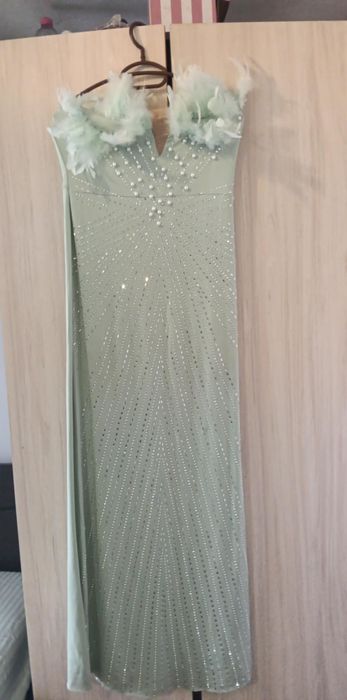Продавам тази красива рокля с пера и камъни