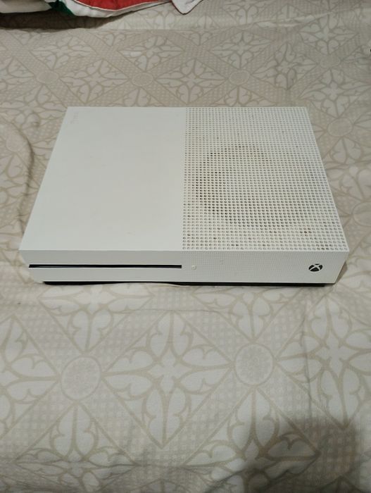 Vând Xbox one 1 TB